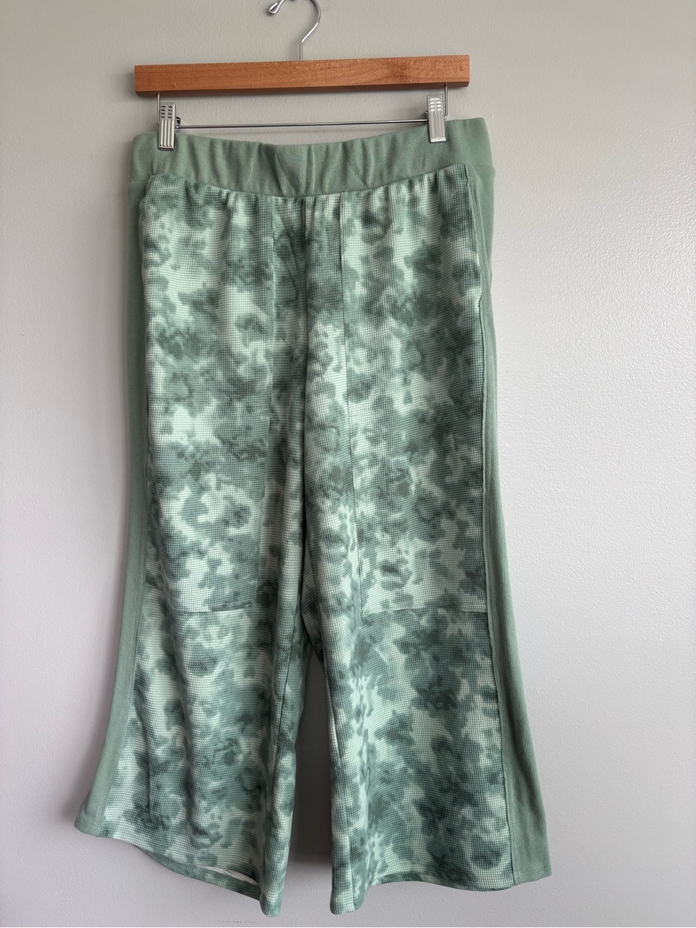 LOGO by Lori Goldstein
Abstract Green Tie Dye Wide-Leg Waffle Knit Pant Size M